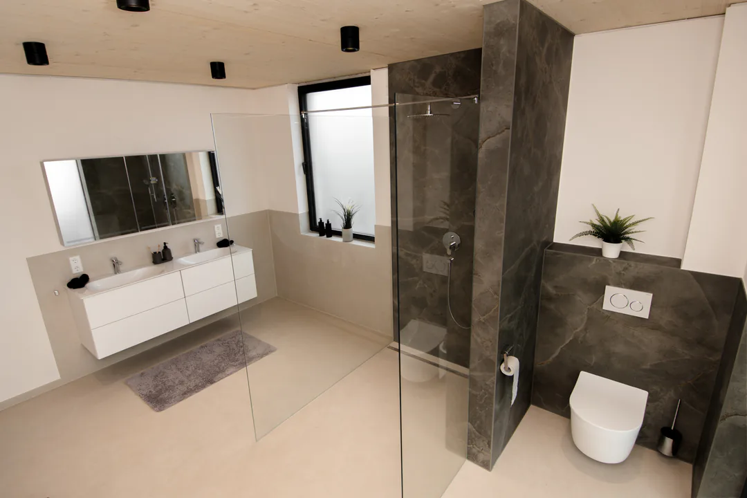 Barrierefreies Bad mit bodengleicher Dusche, XXL-Platten 320 × 160 cm in dunkler Natursteinoptik und Creme